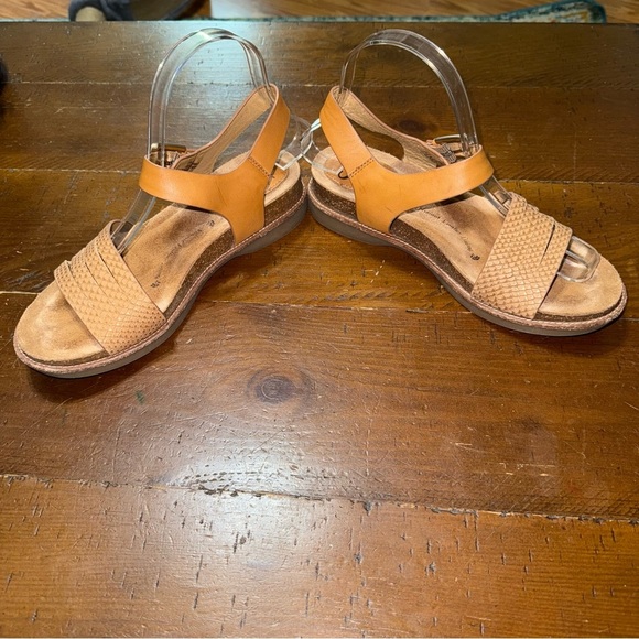 Sofft Tan Sandals with Ankle Strap and Flat Sole size 7.5 - Picture 4 of 15